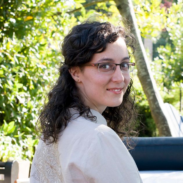 La asesora de salud Noelia Otero rodeada de árboles