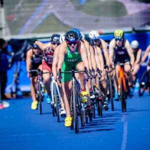 Grupo de triatletas compitiendo en la prueba de ciclismo durante el Campeonato del Mundo de Triatlón Multideporte celebrado en Pontevedra en 2023.